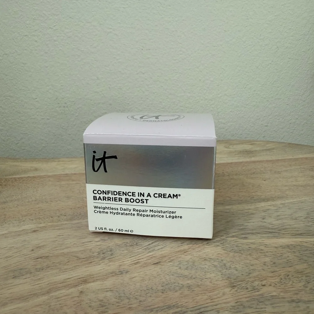 IT Cosmetics Confidence in a Cream with Silver Accents - Picture 2 of 11